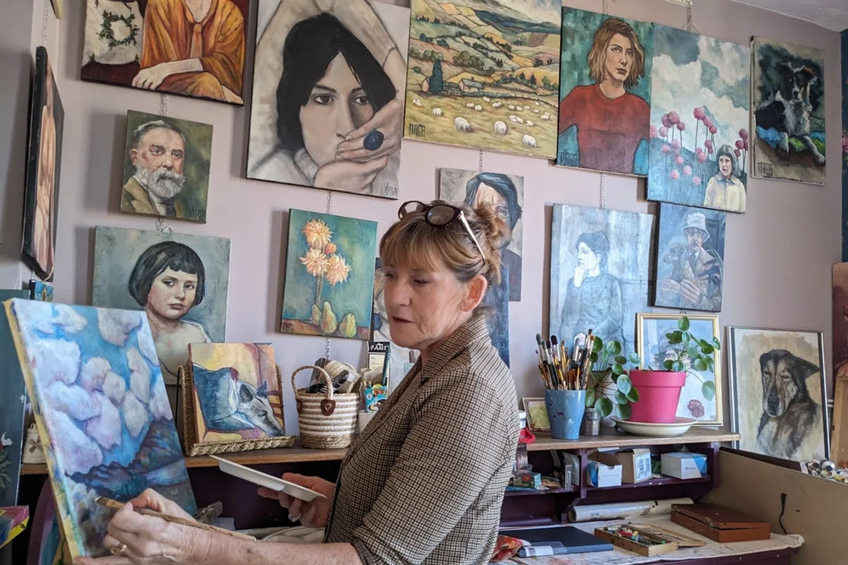 Magali Roux-Roche dans son atelier, devant ses peintures